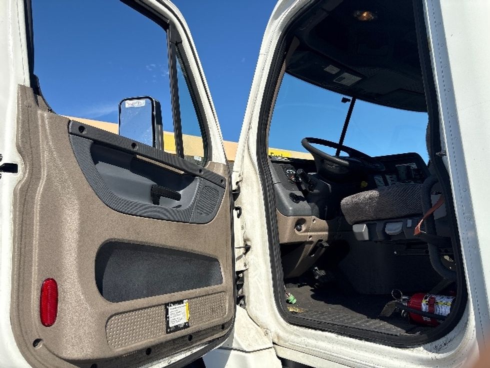 Day Cab Tractor-Heavy Duty Tractors-Freightliner-2018-Cascadia 12564ST-West Sacramento-CA-485,539\n\t\tmiles-$ 34,250 - Image 9