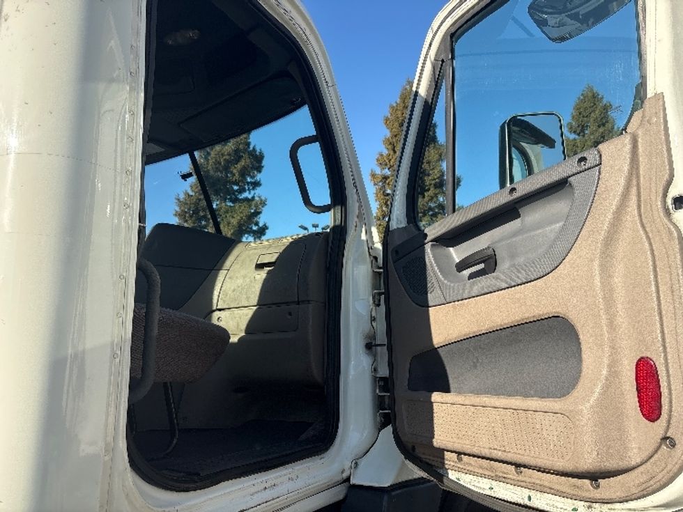 Day Cab Tractor-Heavy Duty Tractors-Freightliner-2018-Cascadia 12564ST-West Sacramento-CA-495,923\n\t\tmiles-$ 33,750 - Image 12