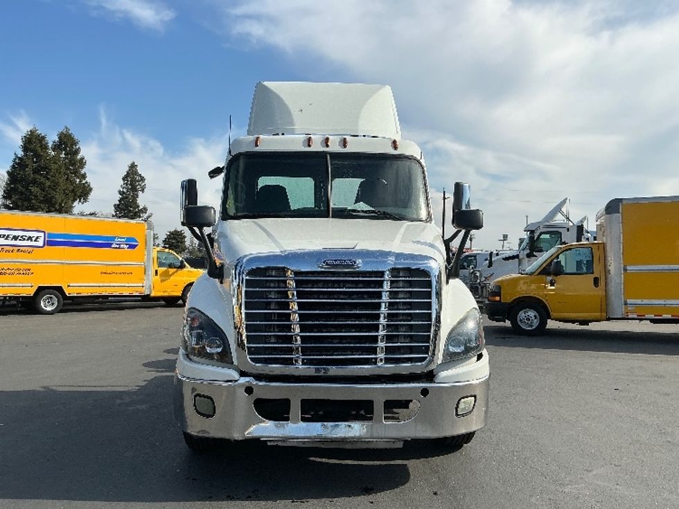 Day Cab Tractor-Heavy Duty Tractors-Freightliner-2018-Cascadia 12564ST-West Sacramento-CA-495,923\n\t\tmiles-$ 33,750 - Image 2