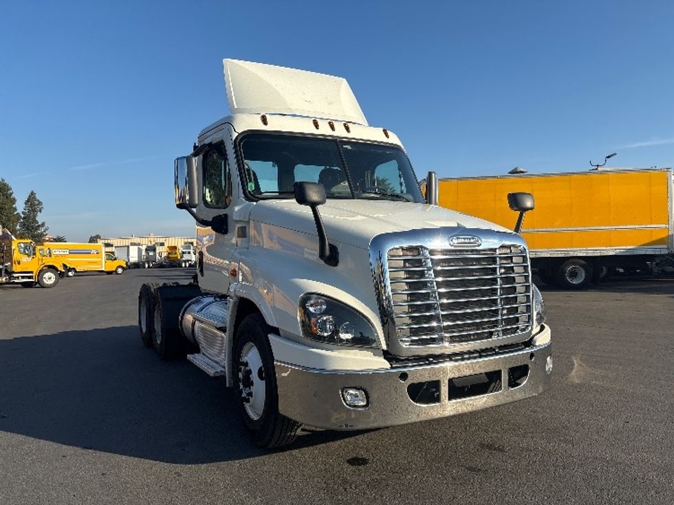 Day Cab Tractor-Heavy Duty Tractors-Freightliner-2018-Cascadia 12564ST-West Sacramento-CA-498,095\n\t\tmiles-$ 33,750 - Image 1