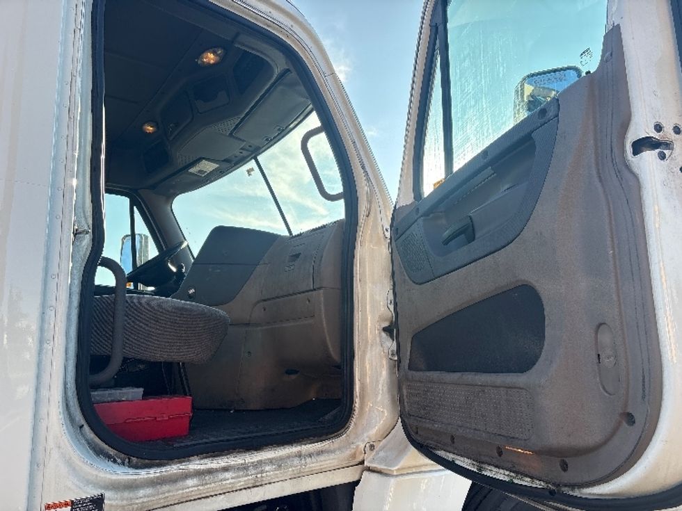 Day Cab Tractor-Heavy Duty Tractors-Freightliner-2018-Cascadia 12564ST-West Sacramento-CA-498,095\n\t\tmiles-$ 33,750 - Image 12