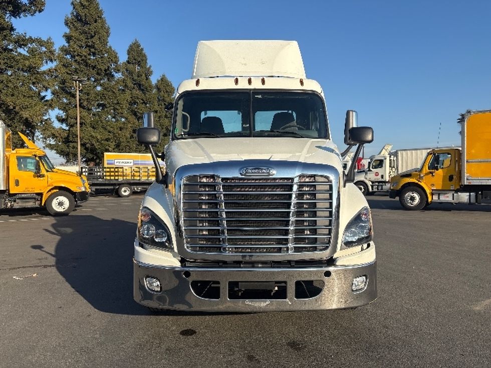 Day Cab Tractor-Heavy Duty Tractors-Freightliner-2018-Cascadia 12564ST-West Sacramento-CA-498,095\n\t\tmiles-$ 33,750 - Image 2