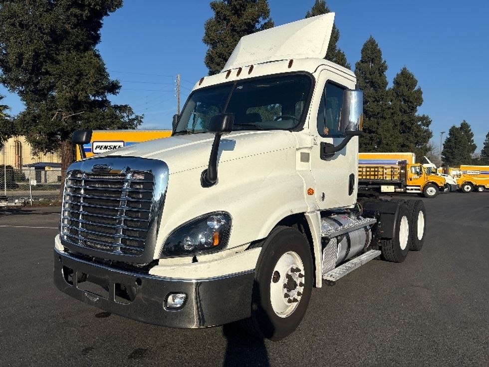 Day Cab Tractor-Heavy Duty Tractors-Freightliner-2018-Cascadia 12564ST-West Sacramento-CA-498,095\n\t\tmiles-$ 33,750 - Image 3