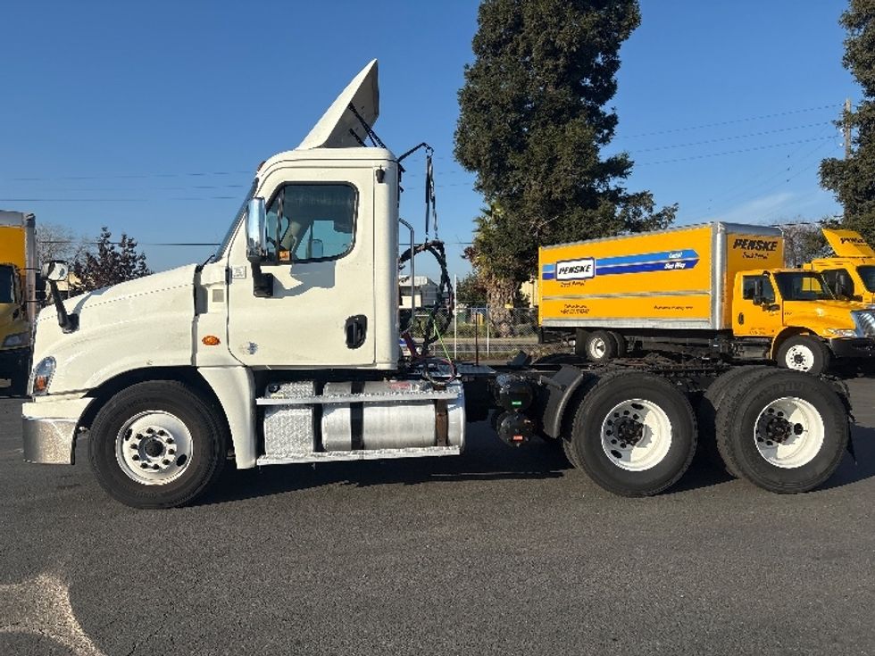 Day Cab Tractor-Heavy Duty Tractors-Freightliner-2018-Cascadia 12564ST-West Sacramento-CA-498,095\n\t\tmiles-$ 33,750 - Image 4