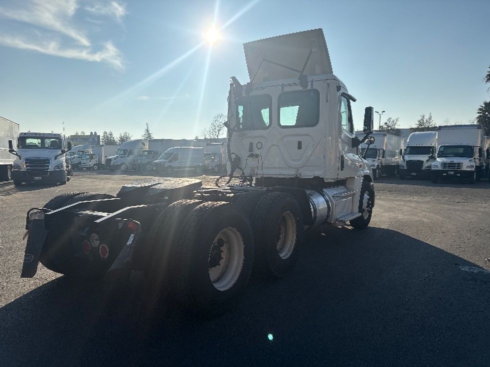 Day Cab Tractor-Heavy Duty Tractors-Freightliner-2018-Cascadia 12564ST-West Sacramento-CA-498,095\n\t\tmiles-$ 33,750 - Image 7