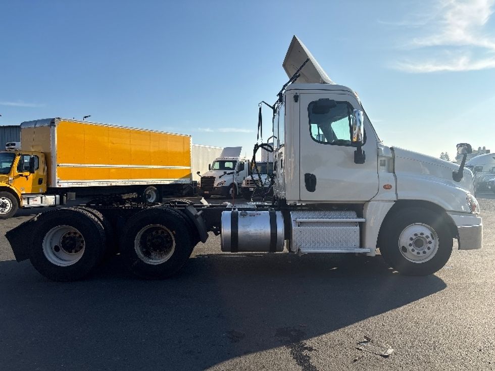 Day Cab Tractor-Heavy Duty Tractors-Freightliner-2018-Cascadia 12564ST-West Sacramento-CA-498,095\n\t\tmiles-$ 33,750 - Image 8