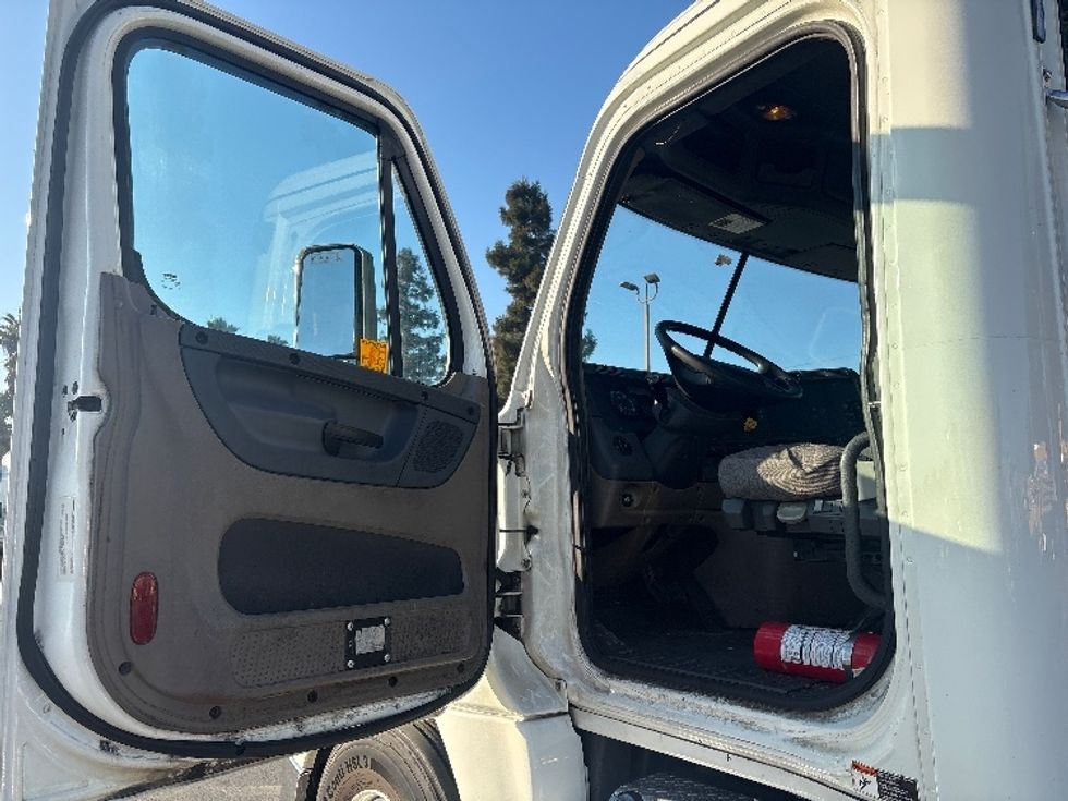 Day Cab Tractor-Heavy Duty Tractors-Freightliner-2018-Cascadia 12564ST-West Sacramento-CA-498,095\n\t\tmiles-$ 33,750 - Image 9