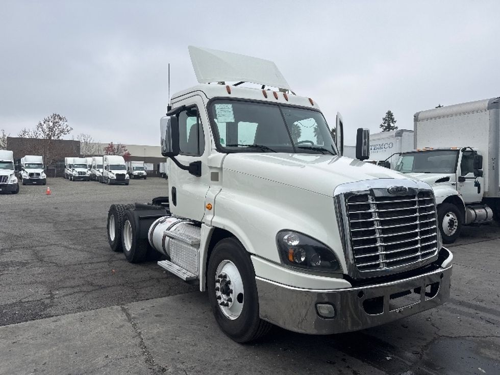 Day Cab Tractor-Heavy Duty Tractors-Freightliner-2018-Cascadia 12564ST-West Sacramento-CA-500,000\n\t\tmiles-$ 31,500 - Image 1