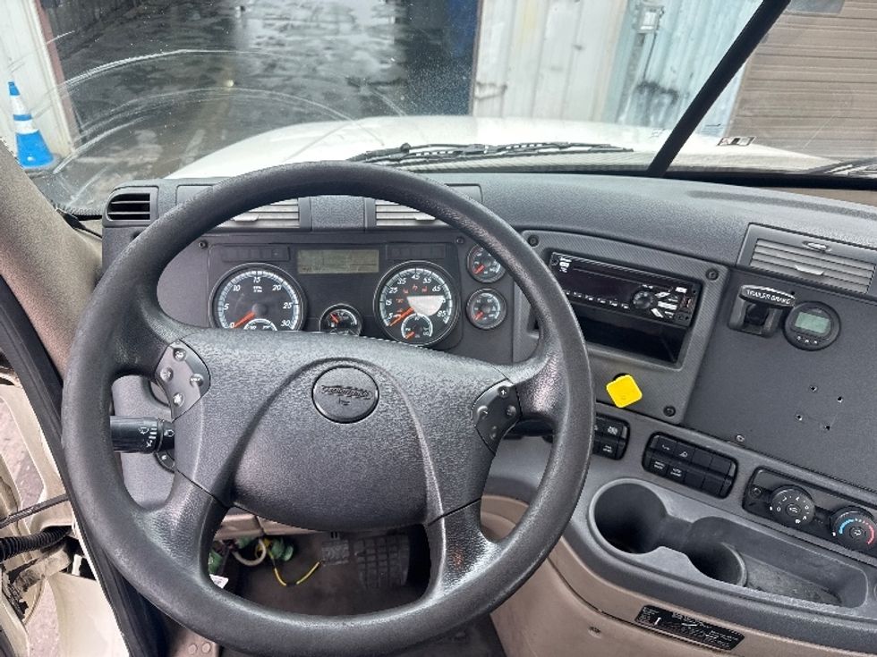 Day Cab Tractor-Heavy Duty Tractors-Freightliner-2018-Cascadia 12564ST-West Sacramento-CA-500,000\n\t\tmiles-$ 31,500 - Image 11