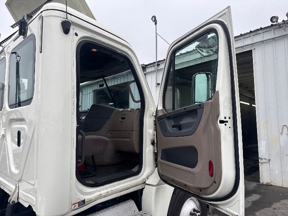 Day Cab Tractor-Heavy Duty Tractors-Freightliner-2018-Cascadia 12564ST-West Sacramento-CA-500,000\n\t\tmiles-$ 31,500 - Image 12