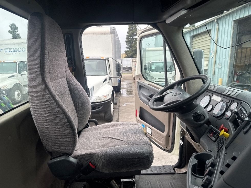 Day Cab Tractor-Heavy Duty Tractors-Freightliner-2018-Cascadia 12564ST-West Sacramento-CA-500,000\n\t\tmiles-$ 31,500 - Image 14