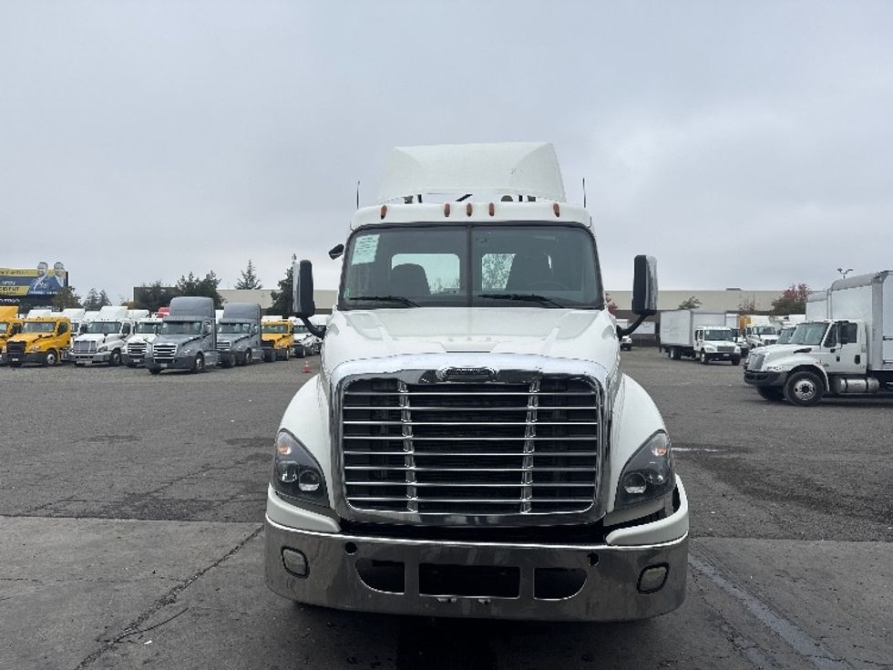 Day Cab Tractor-Heavy Duty Tractors-Freightliner-2018-Cascadia 12564ST-West Sacramento-CA-500,000\n\t\tmiles-$ 31,500 - Image 2