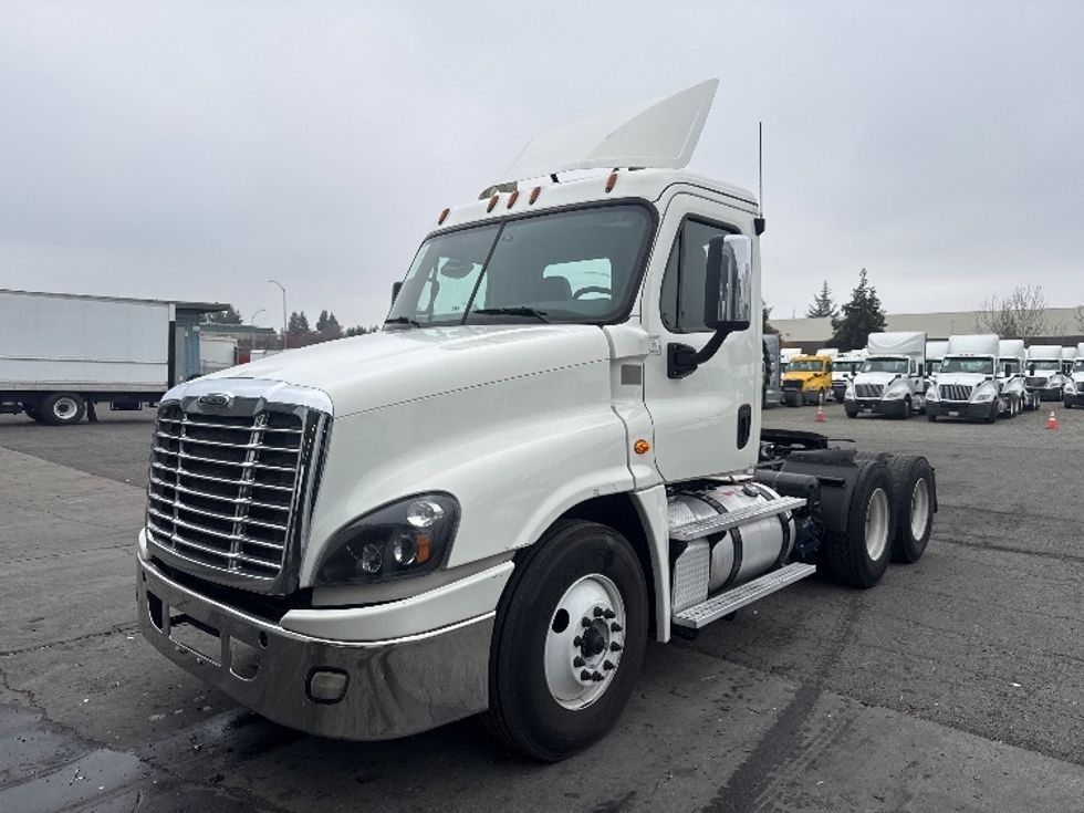 Day Cab Tractor-Heavy Duty Tractors-Freightliner-2018-Cascadia 12564ST-West Sacramento-CA-500,000\n\t\tmiles-$ 31,500 - Image 3