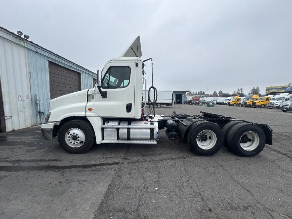 Day Cab Tractor-Heavy Duty Tractors-Freightliner-2018-Cascadia 12564ST-West Sacramento-CA-500,000\n\t\tmiles-$ 31,500 - Image 4