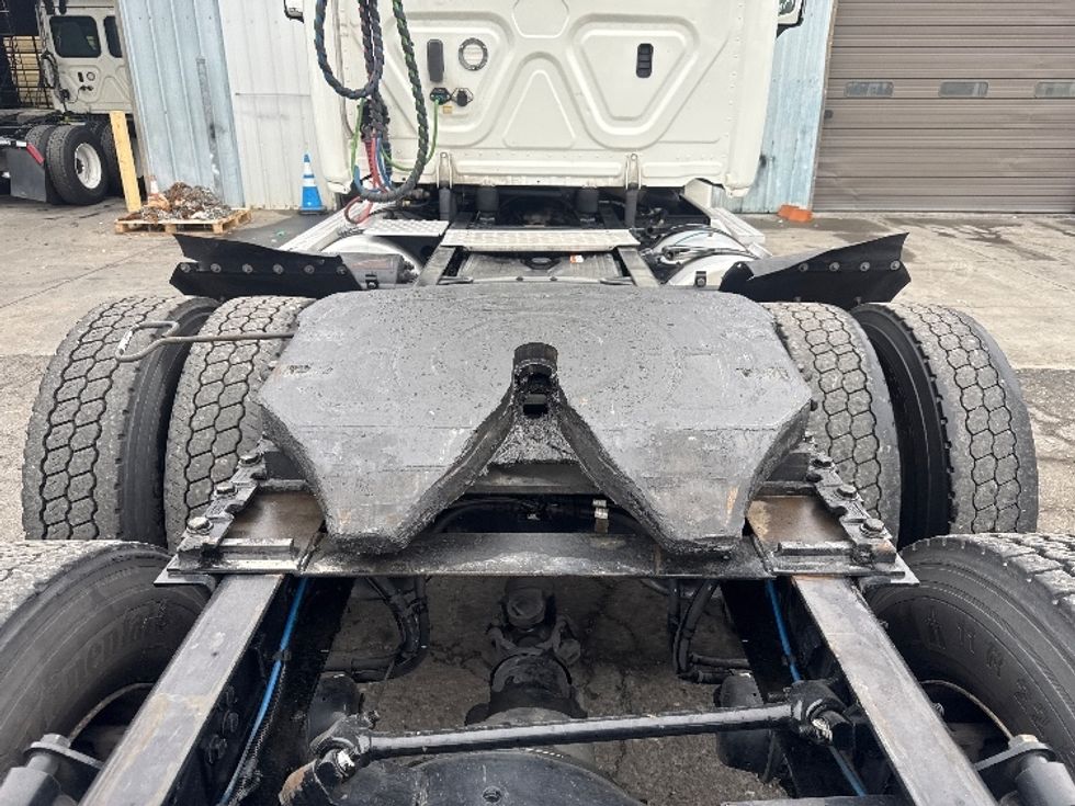 Day Cab Tractor-Heavy Duty Tractors-Freightliner-2018-Cascadia 12564ST-West Sacramento-CA-500,000\n\t\tmiles-$ 31,500 - Image 6