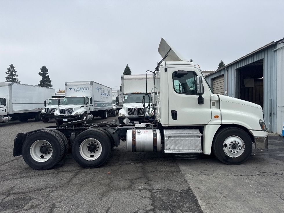 Day Cab Tractor-Heavy Duty Tractors-Freightliner-2018-Cascadia 12564ST-West Sacramento-CA-500,000\n\t\tmiles-$ 31,500 - Image 8
