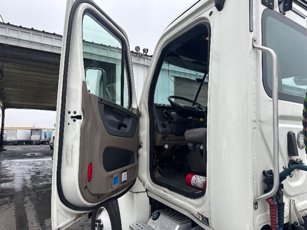 Day Cab Tractor-Heavy Duty Tractors-Freightliner-2018-Cascadia 12564ST-West Sacramento-CA-500,000\n\t\tmiles-$ 31,500 - Image 9