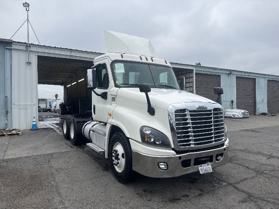 Day Cab Tractor-Heavy Duty Tractors-Freightliner-2018-Cascadia 12564ST-West Sacramento-CA-502,786\n\t\tmiles-$ 31,500 - Image 1