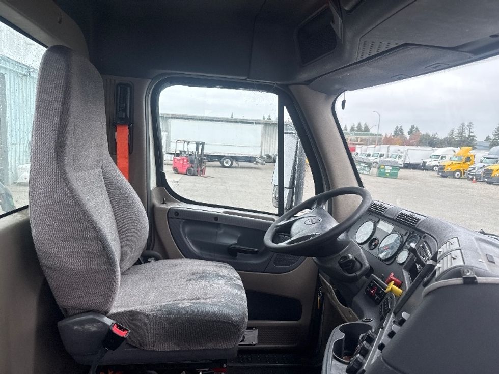Day Cab Tractor-Heavy Duty Tractors-Freightliner-2018-Cascadia 12564ST-West Sacramento-CA-502,786\n\t\tmiles-$ 31,500 - Image 11