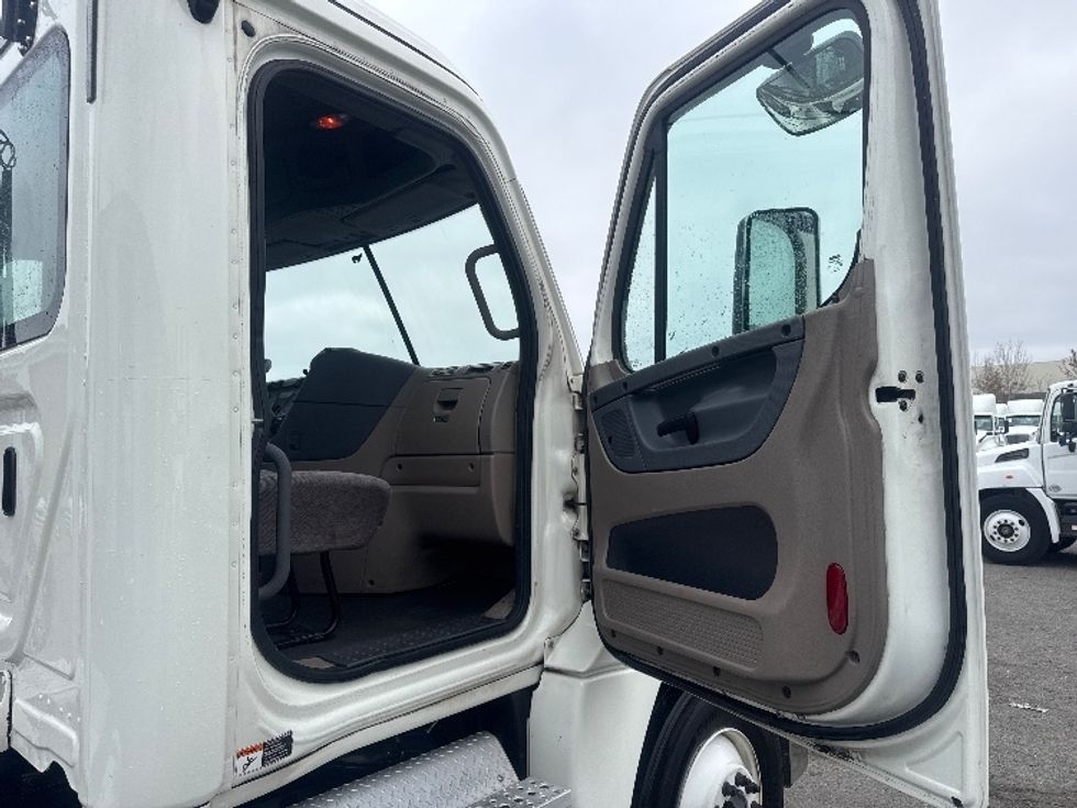 Day Cab Tractor-Heavy Duty Tractors-Freightliner-2018-Cascadia 12564ST-West Sacramento-CA-502,786\n\t\tmiles-$ 31,500 - Image 13