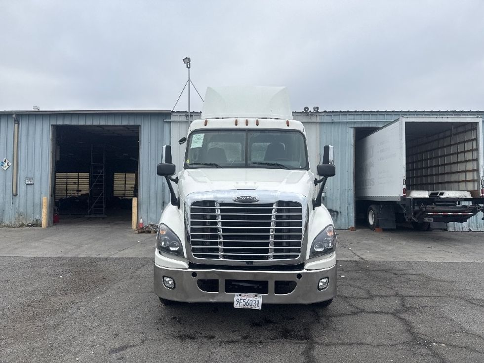 Day Cab Tractor-Heavy Duty Tractors-Freightliner-2018-Cascadia 12564ST-West Sacramento-CA-502,786\n\t\tmiles-$ 31,500 - Image 2