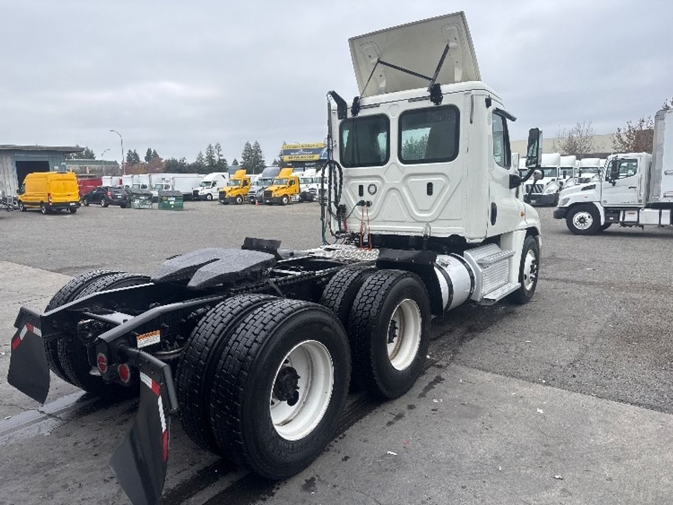 Day Cab Tractor-Heavy Duty Tractors-Freightliner-2018-Cascadia 12564ST-West Sacramento-CA-502,786\n\t\tmiles-$ 31,500 - Image 7