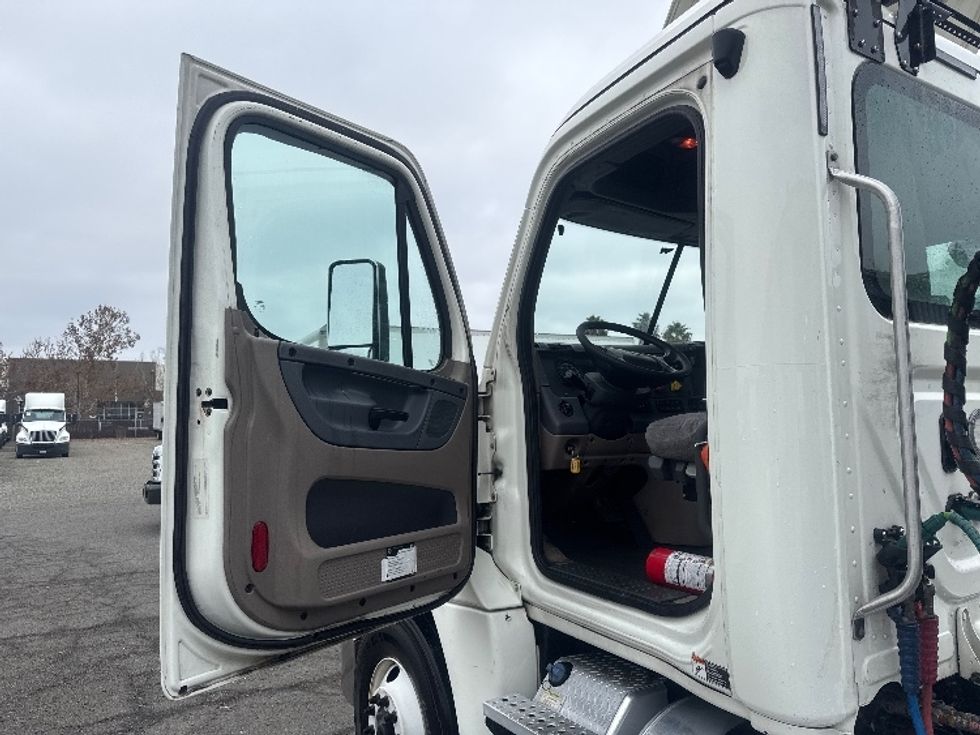 Day Cab Tractor-Heavy Duty Tractors-Freightliner-2018-Cascadia 12564ST-West Sacramento-CA-502,786\n\t\tmiles-$ 31,500 - Image 9