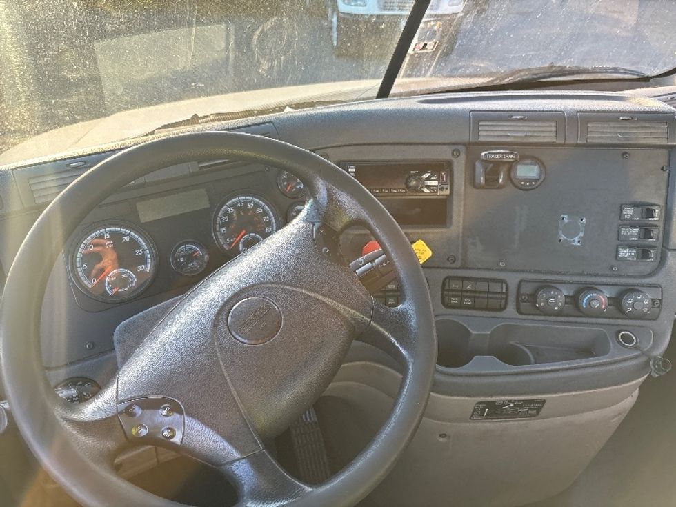 Day Cab Tractor-Heavy Duty Tractors-Freightliner-2018-Cascadia 12564ST-West Sacramento-CA-503,304\n\t\tmiles-$ 33,500 - Image 11