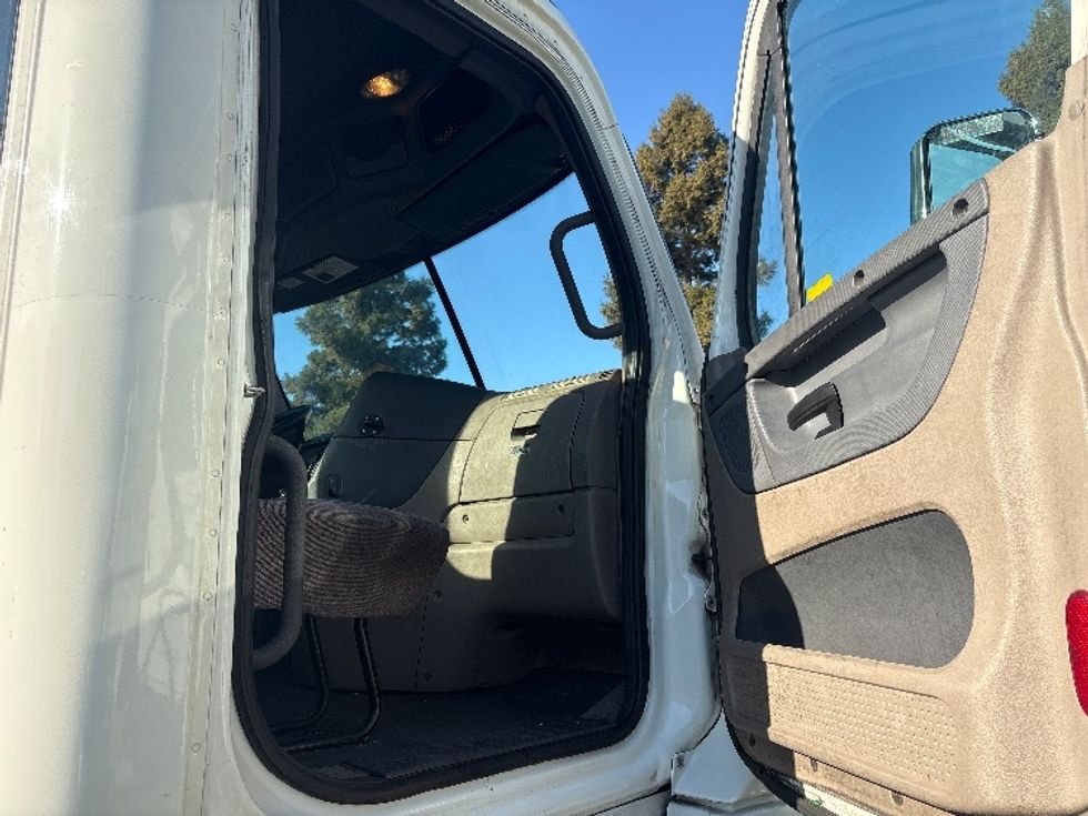 Day Cab Tractor-Heavy Duty Tractors-Freightliner-2018-Cascadia 12564ST-West Sacramento-CA-503,304\n\t\tmiles-$ 33,500 - Image 12
