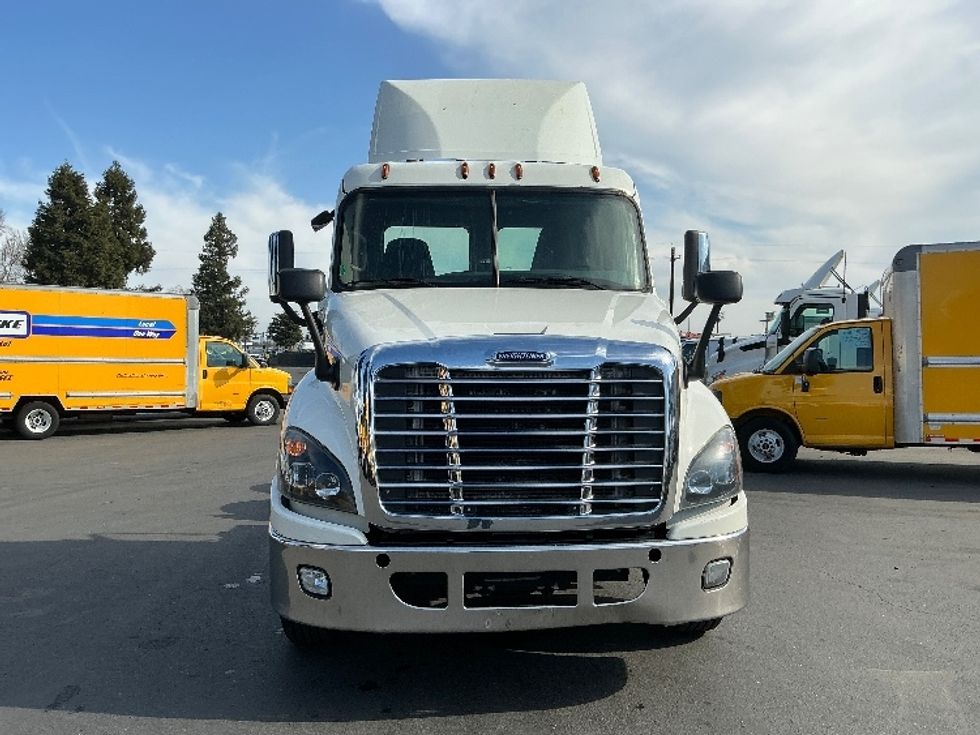 Day Cab Tractor-Heavy Duty Tractors-Freightliner-2018-Cascadia 12564ST-West Sacramento-CA-503,304\n\t\tmiles-$ 33,500 - Image 2