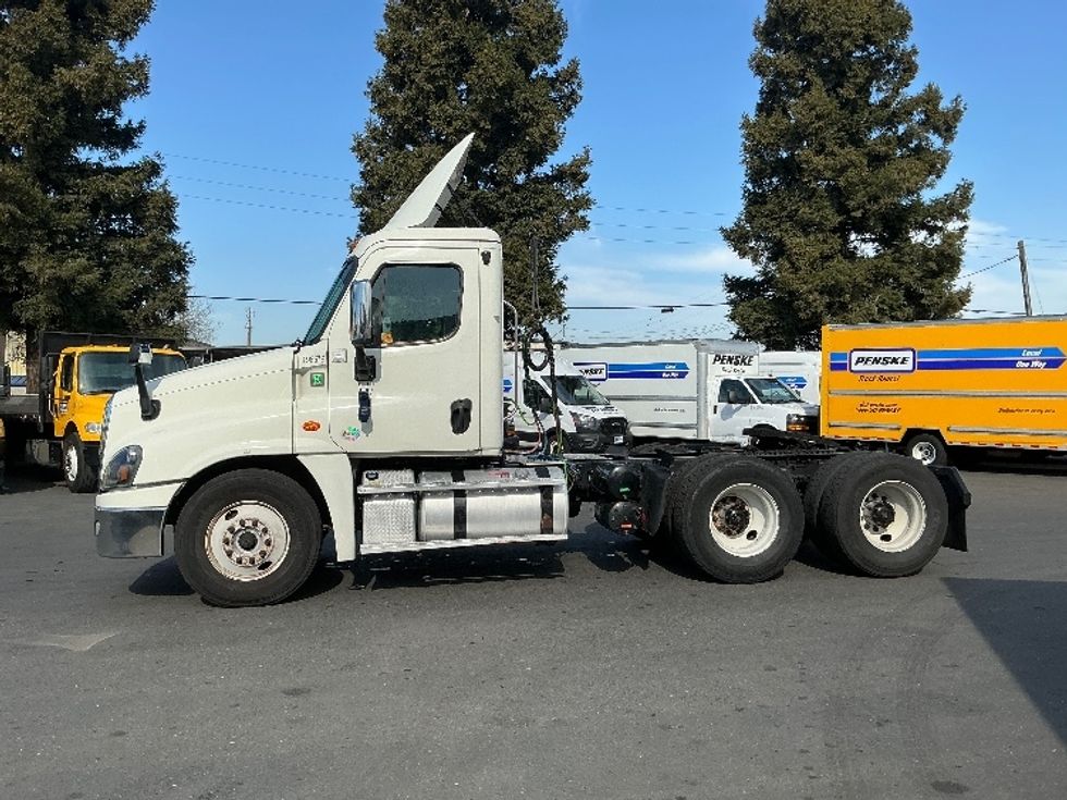 Day Cab Tractor-Heavy Duty Tractors-Freightliner-2018-Cascadia 12564ST-West Sacramento-CA-503,304\n\t\tmiles-$ 33,500 - Image 4