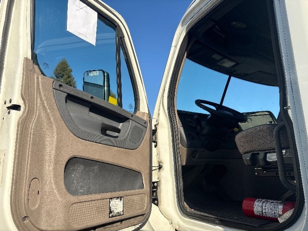 Day Cab Tractor-Heavy Duty Tractors-Freightliner-2018-Cascadia 12564ST-West Sacramento-CA-503,304\n\t\tmiles-$ 33,500 - Image 9