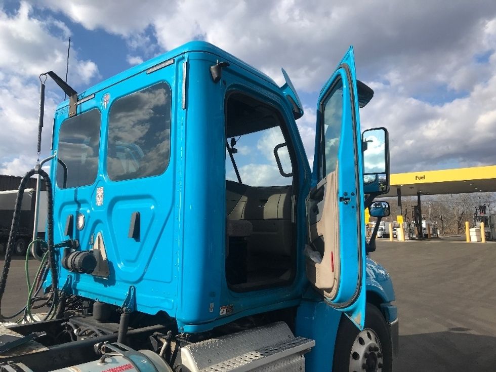 Day Cab Tractor-Heavy Duty Tractors-Freightliner-2018-Cascadia 12564ST-Westfield-MA-325,309\n\t\tmiles-$ 35,750 - Image 12