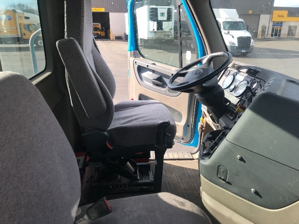 Day Cab Tractor-Heavy Duty Tractors-Freightliner-2018-Cascadia 12564ST-Westfield-MA-325,309\n\t\tmiles-$ 35,750 - Image 14