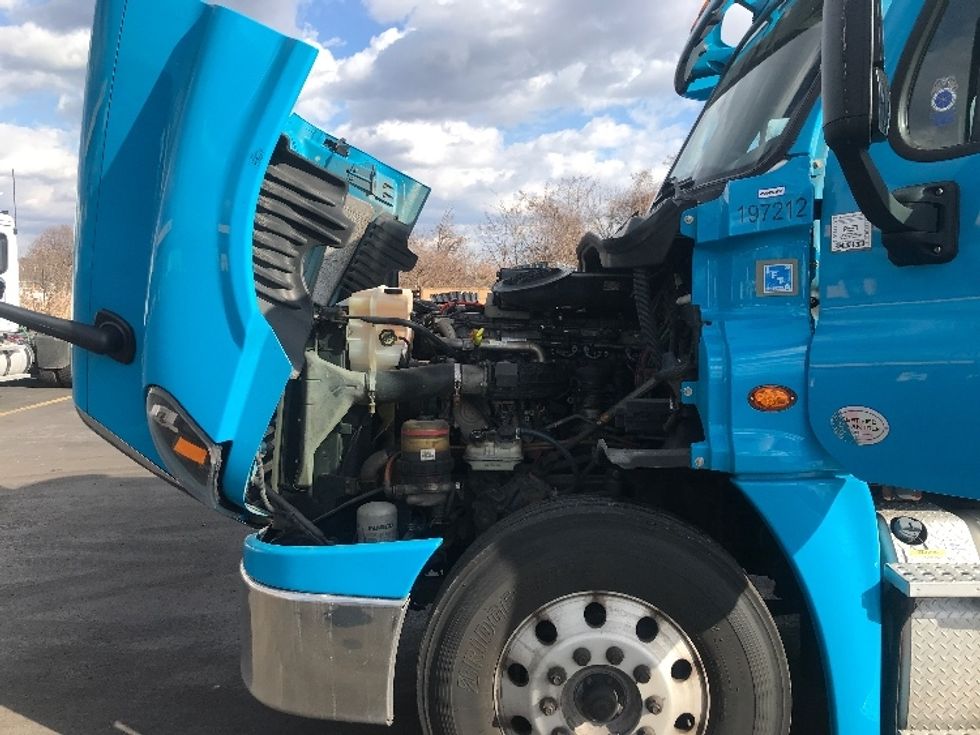 Day Cab Tractor-Heavy Duty Tractors-Freightliner-2018-Cascadia 12564ST-Westfield-MA-325,309\n\t\tmiles-$ 35,750 - Image 16
