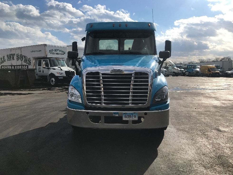 Day Cab Tractor-Heavy Duty Tractors-Freightliner-2018-Cascadia 12564ST-Westfield-MA-325,309\n\t\tmiles-$ 35,750 - Image 2