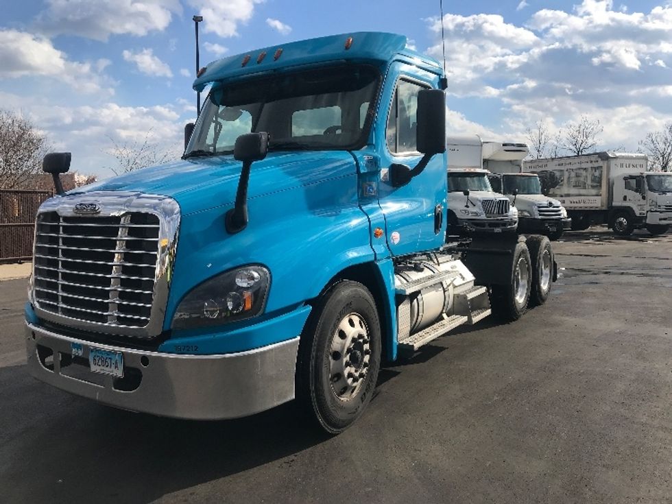 Day Cab Tractor-Heavy Duty Tractors-Freightliner-2018-Cascadia 12564ST-Westfield-MA-325,309\n\t\tmiles-$ 35,750 - Image 3