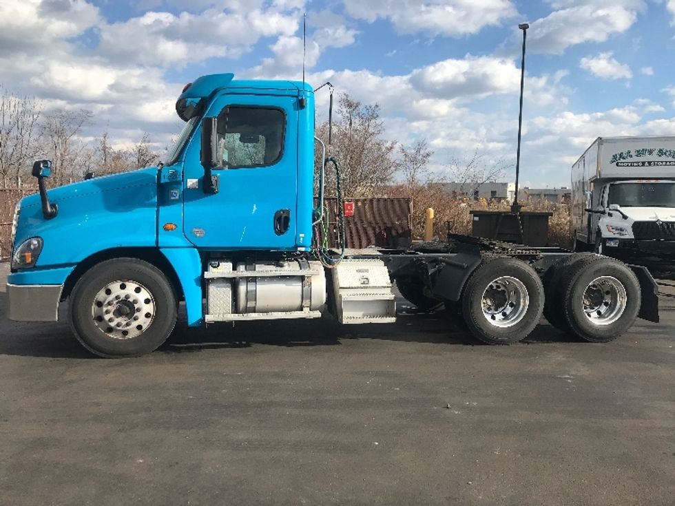 Day Cab Tractor-Heavy Duty Tractors-Freightliner-2018-Cascadia 12564ST-Westfield-MA-325,309\n\t\tmiles-$ 35,750 - Image 4