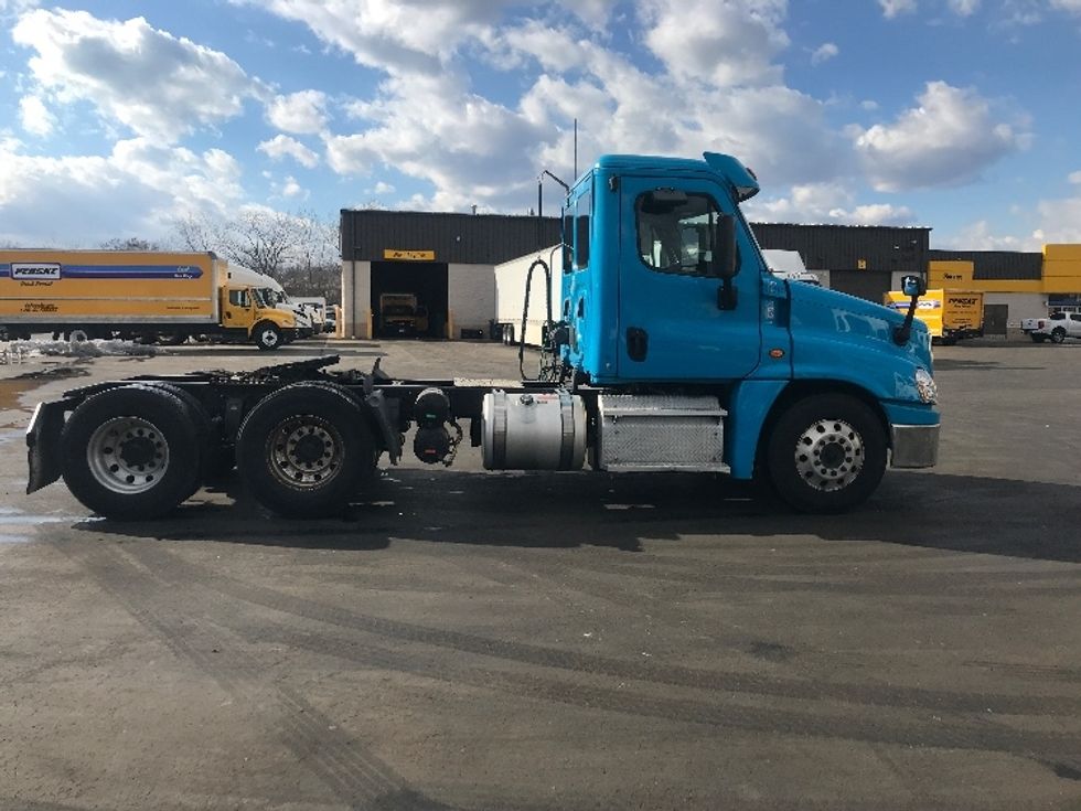 Day Cab Tractor-Heavy Duty Tractors-Freightliner-2018-Cascadia 12564ST-Westfield-MA-325,309\n\t\tmiles-$ 35,750 - Image 8