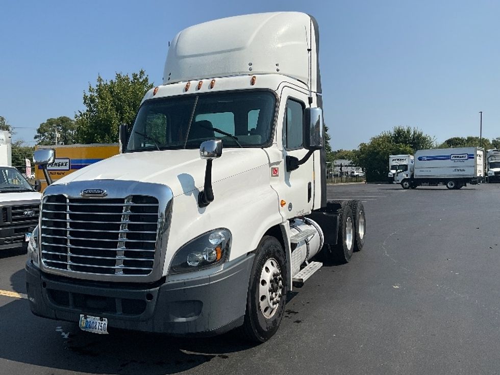 Day Cab Tractor-Heavy Duty Tractors-Freightliner-2018-Cascadia 12564ST-Westfield-MA-345,595\n\t\tmiles-$ 45,500 - Image 1