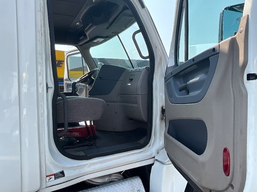 Day Cab Tractor-Heavy Duty Tractors-Freightliner-2018-Cascadia 12564ST-Westfield-MA-345,595\n\t\tmiles-$ 45,500 - Image 12