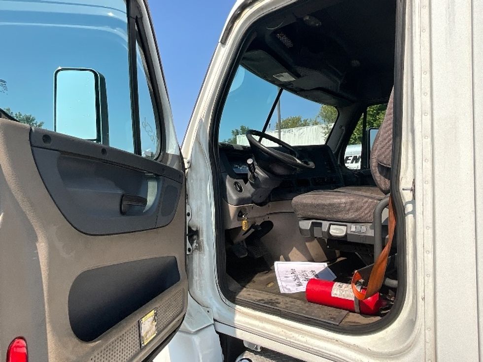 Day Cab Tractor-Heavy Duty Tractors-Freightliner-2018-Cascadia 12564ST-Westfield-MA-345,595\n\t\tmiles-$ 45,500 - Image 9