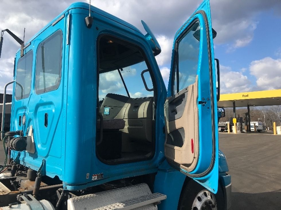 Day Cab Tractor-Heavy Duty Tractors-Freightliner-2018-Cascadia 12564ST-Westfield-MA-363,890\n\t\tmiles-$ 34,500 - Image 12