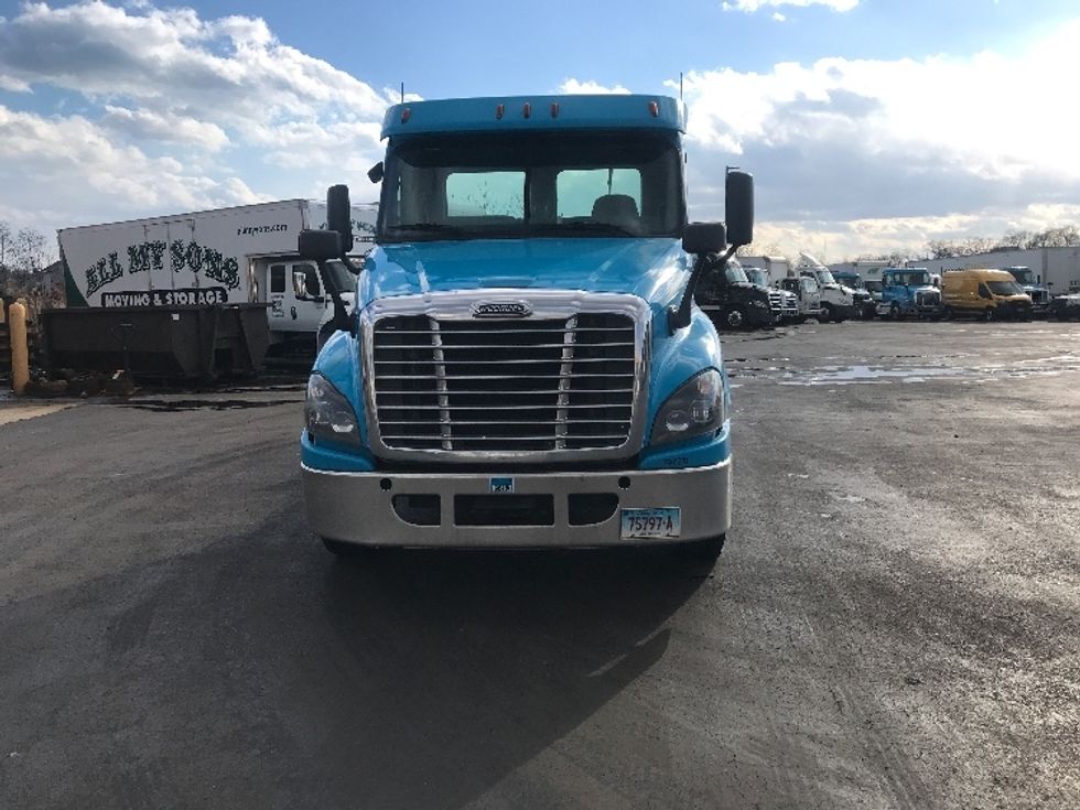Day Cab Tractor-Heavy Duty Tractors-Freightliner-2018-Cascadia 12564ST-Westfield-MA-363,890\n\t\tmiles-$ 34,500 - Image 2