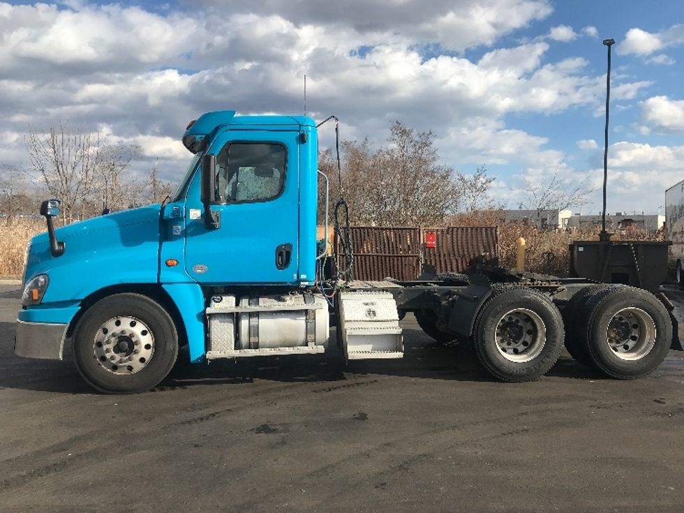Day Cab Tractor-Heavy Duty Tractors-Freightliner-2018-Cascadia 12564ST-Westfield-MA-363,890\n\t\tmiles-$ 34,500 - Image 4