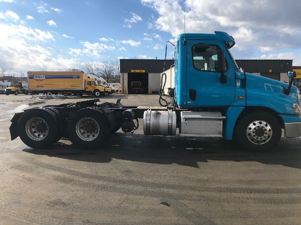 Day Cab Tractor-Heavy Duty Tractors-Freightliner-2018-Cascadia 12564ST-Westfield-MA-363,890\n\t\tmiles-$ 34,500 - Image 8