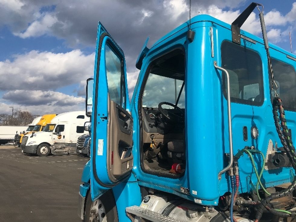 Day Cab Tractor-Heavy Duty Tractors-Freightliner-2018-Cascadia 12564ST-Westfield-MA-363,890\n\t\tmiles-$ 34,500 - Image 9