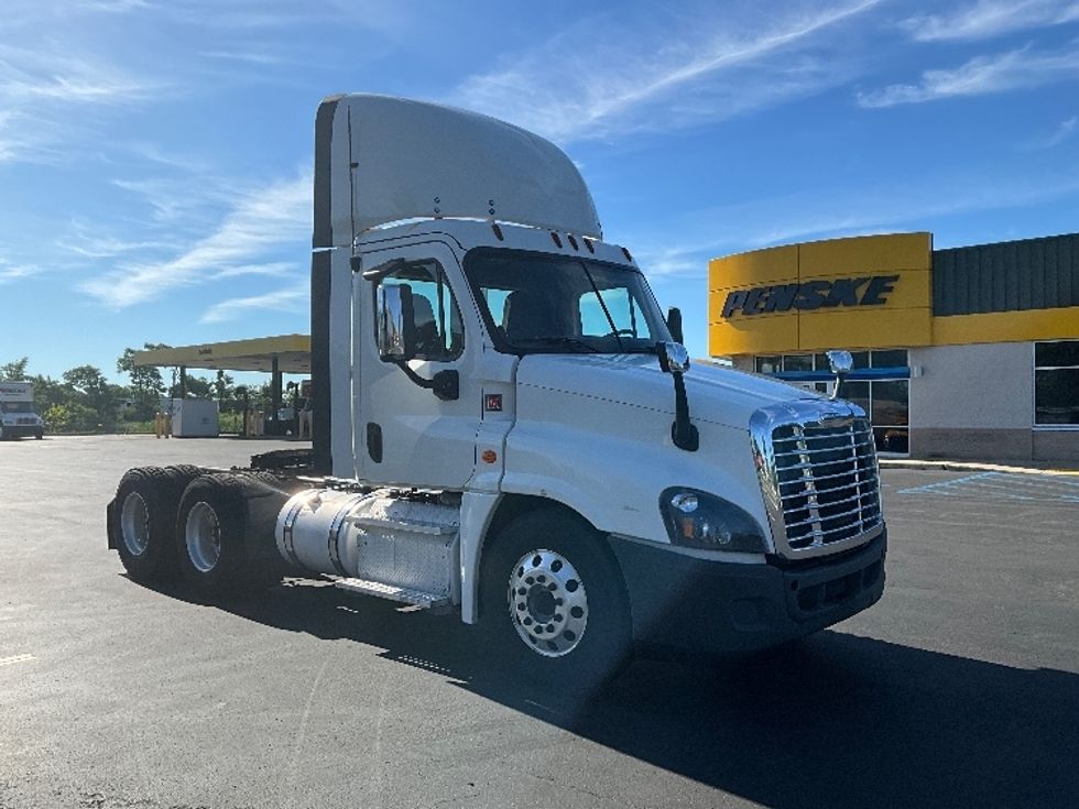 Day Cab Tractor-Heavy Duty Tractors-Freightliner-2018-Cascadia 12564ST-Westfield-MA-460,061\n\t\tmiles-$ 39,250 - Image 1