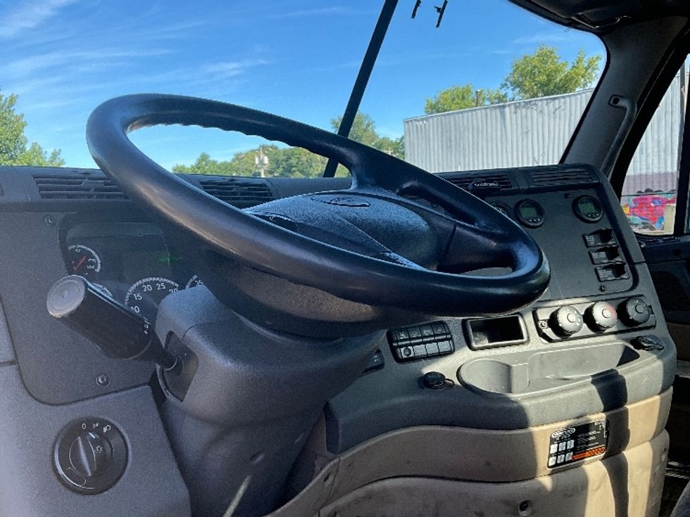 Day Cab Tractor-Heavy Duty Tractors-Freightliner-2018-Cascadia 12564ST-Westfield-MA-460,061\n\t\tmiles-$ 39,250 - Image 10