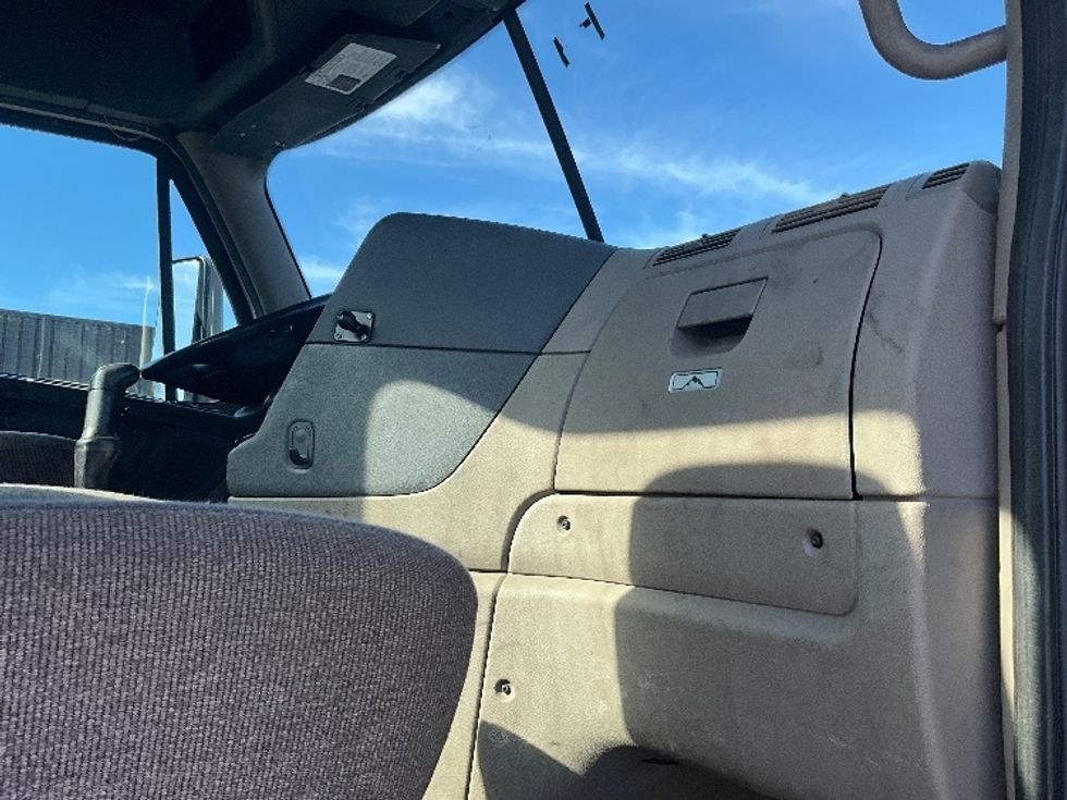 Day Cab Tractor-Heavy Duty Tractors-Freightliner-2018-Cascadia 12564ST-Westfield-MA-460,061\n\t\tmiles-$ 39,250 - Image 11